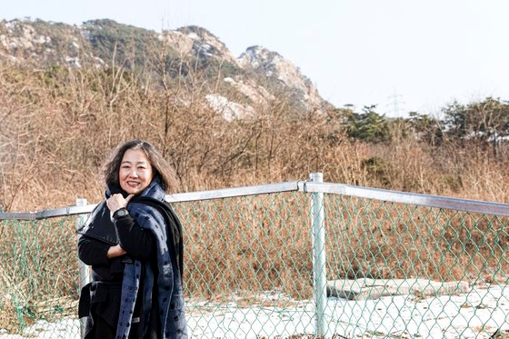 先月２９日、国立韓国文学館の敷地〔ソウル恩平区（ウンピョング）〕でポーズを取っている文貞姫（ムン・ジョンヒ）館長。文館長は「韓国文学を広報することになったことは祝福」と話した。キム・ギョンロク記者