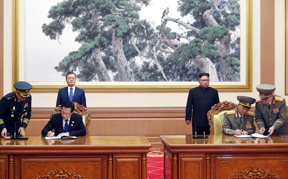 ２０１８年９月１９日に平壌の百花園迎賓館で当時の文在寅大統領と金正恩国務委員長が見守る中で韓国国防部の宋永武長官と北朝鮮の努光鉄人民武力相が板門店宣言履行に向けた軍事分野合意文（９・１９軍事合意）に署名している。［写真　平壌写真共同取材団］