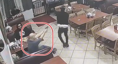 米テキサス州ヒューストンの食堂で銃を持った強盗に銃を向ける客の様子。［ツイッター　キャプチャー］