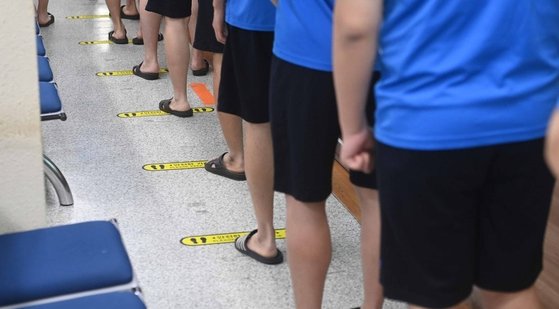 ２０２１年２月１７日、水原市八達区（スウォンシ・パルダルグ）・京仁（キョンイン）地方兵務庁で入営対象者が身体検査を受けている。［写真　京畿写真共同取材団］