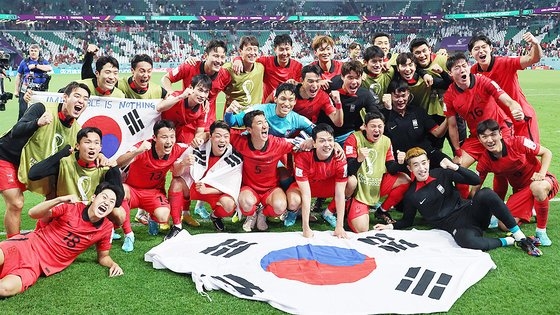 韓国代表が２０２２カタールワールドカップ（Ｗ杯）ポルトガル戦で勝った後、決勝トーナメントへの進出が確定して歓喜している。キム・ヒョンドン記者