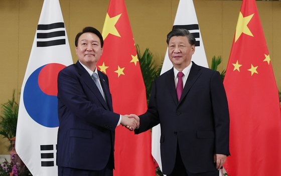 昨年１１月１５日（現地時間）、インドネシア・バリのホテルで開かれた韓中首脳会談で韓国の尹錫悦（ユン・ソクヨル）大統領（左）と中国の習近平国家主席（右）が握手をしている。［写真　韓国大統領室］