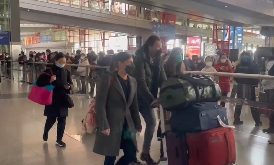 ８日、北京首都空港入国フロアに施設隔離なしで入る訪問客。パク・ソンフン特派員