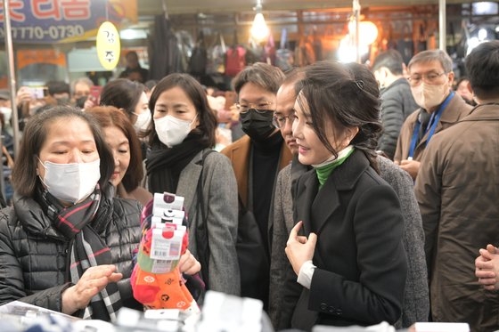 １１日、大邱西門市場を訪れた金建希（キム・ゴンヒ）大統領夫人　写真＝大統領室写真記者団