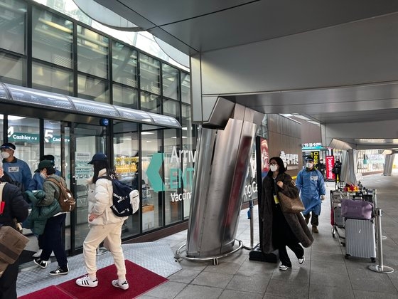 仁川（インチョン）国際空港に用意されたコロナ検査所で中国発航空機外国人入国者がＰＣＲ検査を待っている。カン・ギホン記者