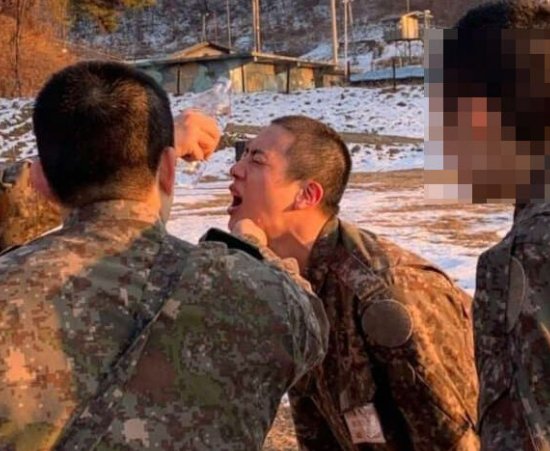 新兵教育隊で訓練を受けるＢＴＳのＪＩＮ　［オンラインコミュニティー キャプチャー］