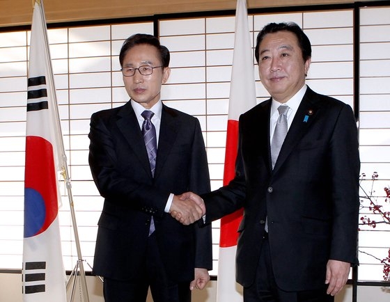 ２０１１年１２月１８日、韓国の李明博（イ・ミョンバク）大統領と野田佳彦首相が京都迎賓館で開かれた首脳会談に先立ち握手をしている。この会談を最後に両国首脳間のシャトル外交は事実上中断された。中央フォト