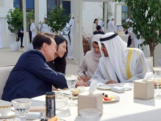 アラブ首長国連邦（ＵＡＥ）を国賓訪問中の尹錫悦大統領が１５日にアブダビの大統領官邸で開かれた首脳会談を終えた後、ＵＡＥのムハンマド大統領と昼食をともにしている。［写真　大統領室］