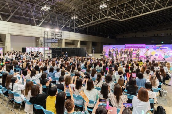 ２０２２年５月１４日、東京近郊の展示場幕張メッセで開かれた「ＫＣＯＮ」イベントでアイドルグループＪＯ１のファンミーティングが開かれている。［写真　ＣＪ　ＥＮＭ］