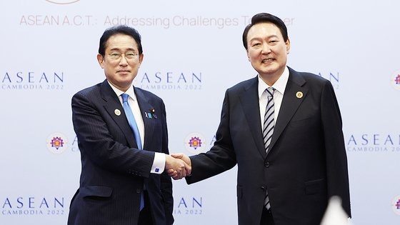 韓国の尹錫悦（ユン・ソクヨル）大統領（右）が昨年１１月１３日、カンボジア・プノンペンで開かれた韓日首脳会談で岸田文雄首相（左）と握手をしている。昨年５月尹大統領就任以降、韓日関係が回復する兆しを見せている。［写真　韓国大統領室］