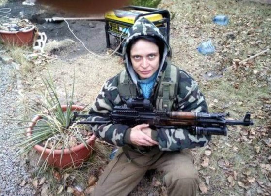 ウクライナ人４０人を殺害したロシアの女性スナイパー、イリーナ・スタリコワ。［ツイッター　キャプチャー］