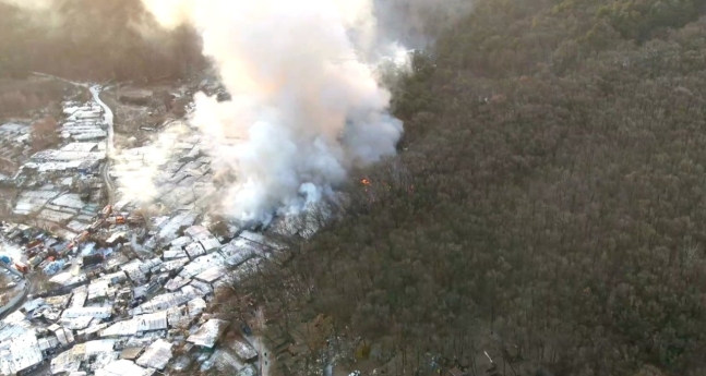 ２０日午前６時２８分ごろ、ソウル江南区開浦洞九龍村４区域の住宅で火災が発生した。　写真＝消防庁