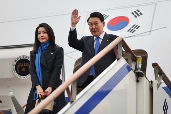 尹錫悦大統領が８日間の日程でＵＡＥとスイスを歴訪するため１４日にソウル空港で空軍１号機に搭乗するのに先立ち見送りに来た行政安全部の李祥敏長官とあいさつをしている。［写真　大統領室］