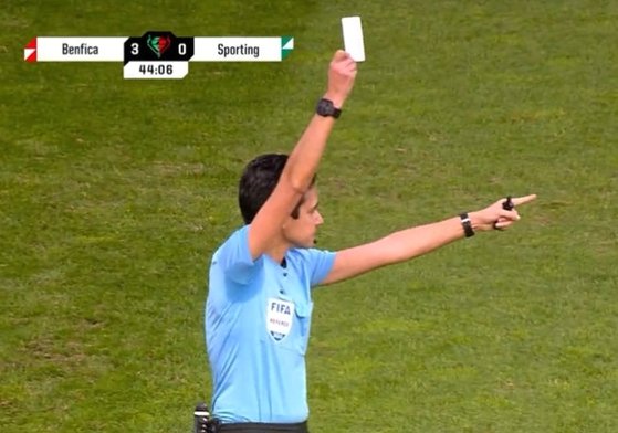 ポルトガル女子サッカーカップ大会で２１日（現地時間）、「ホワイトカード」を出す主審　ツイッター　キャプチャー