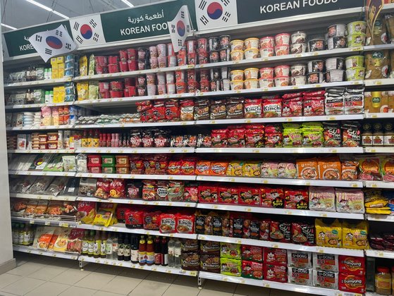 カタールの大型スーパーで販売される韓国の即席めん製品。［写真　ＫＯＴＲＡドーハ貿易館］