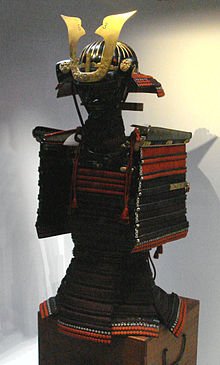 江戸幕府２代将軍・徳川秀忠が１６１３年当時、英国の王ジェームズ１世に両国間の親善の象徴として贈った後、ロンドンタワーに保管されている日本の鎧兜［ロンドンタワーのホームページ　キャプチャー］