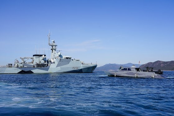 今月中旬に英国海軍と韓米海軍特殊戦部隊兵力が韓半島海上で訓練を行っている。左が英海軍哨戒艦「スペイ」、右は米軍中型特殊戦ボート。［写真　在韓米特殊戦司令部（ＳＯＣＫＯＲ）］