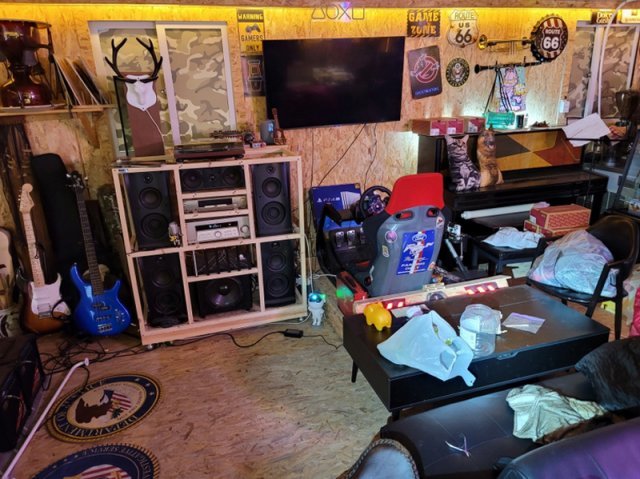 警察に摘発された大麻栽培倉庫の隣の部屋に設けられたパーティールームの様子。［写真　京畿北部警察庁提供］