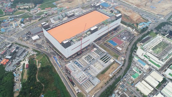 忠清北道清州にあるＳＫハイニックスＭ１５工場の全景。