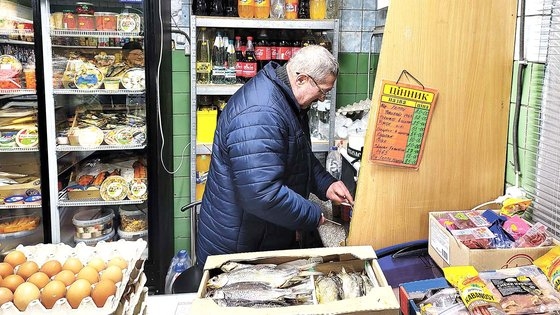 ３０日、ウクライナの首都キーウの北部カチュジャンカ村付近にある商店で会ったアレクサンドルさん（６４）は「ロシア軍が店を略奪して行った後、まだその借金を返している」と話しながらも「結局、ロシアの若い軍人もプーチン大統領の嘘に振り回されているのでは」と語った。　カチュジャンカ＝キム・ホンボム記者