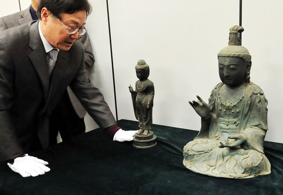 韓国窃盗団が韓国に持ち込んだ金銅観音菩薩坐像（右）と銅造如来立像。フリーランサー　キム・ソンテ
