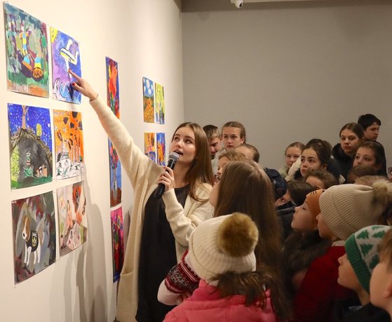 米シカゴのウクライナ現代美術館（ＵＩＭＡ）は昨年１２月１７日から今月１７日まで「戦争の子供たち」という展示会を開催している。全作品はウクライナの子供たちが描いた。［ＵＩＭＡ　キャプチャー］