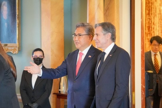 外交部の朴振長官とブリンケン米国務長官が３日午後にワシントンＤＣで開かれた韓米外相会談でともに入場している。［写真　外交部］