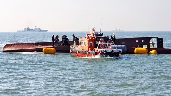 韓国海洋警察が５日、全羅南道新安郡荏子面（チョルラナムド・シナングン・イムジャミョン）の大飛雉島（テビチド）沖で転覆した「チョンボ号」行方不明者９人に対する捜索活動を行っている。［写真　新安郡］