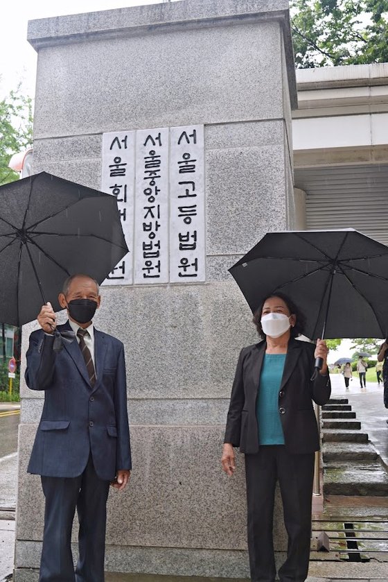 フォンニィ村事件の目撃者であるグエン・ドク・チョイさん（左側）と被害者グエン・ティ・タンさんが２０２２年８月、国家賠償訴訟事件弁論期日に直接出席した。ベトナム戦の民間人虐殺被害者が韓国の法廷に直接立って証言したのはこの日が初めてだった。［写真　ベトナム戦問題の正しい解決のための市民ネットワーク］