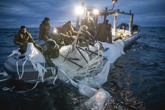 中国偵察気球の残骸を回収する米海軍［写真　米海軍、聯合ニュース］