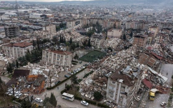 地震で建物が倒壊したトルコ都心の様子。［写真　ツイッターキャプチャー］