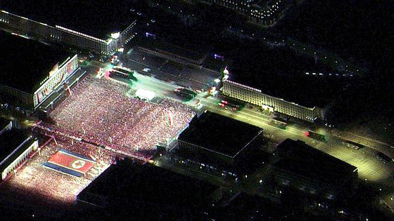 ８日午後１０時５分ごろ撮影された平壌金日成広場の軍事パレード　［マクサーテクノロジーズのツイッター　キャプチャー］