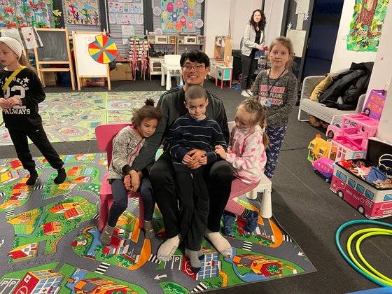 今月４日（現地時間）に訪れたポーランド・ワルシャワのウクライナ難民保護施設「グローバルエキスポ」の教室。韓国人記者が入ると、子供たちが歓迎した。ワルシャワ＝キム・ホンボム記者