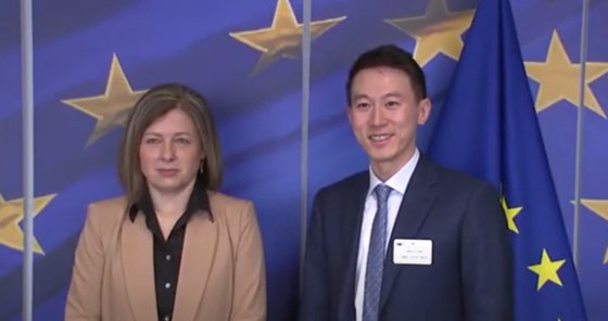 周受資（Ｓｈｏｕ　Ｚｉ　Ｃｈｅｗ）ＣＥＯ（右）は欧州連合（ＥＵ）政府格である執行委員会当局者と先月相次いで会談をしてＴｉｋＴｏｋに関する懸念事項を聴取した。 ［ＹｏｕＴｕｂｅ　キャプチャー］