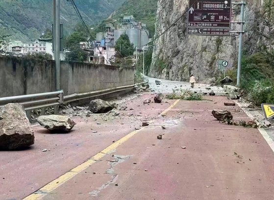 ２０２２年１１月中国四川省で発生した地震で道路に岩石が転がっている様子。［写真　新華・聯合ニュース］