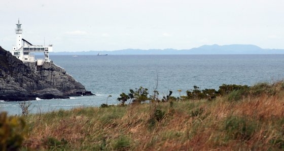 釜山南区から対馬が五六島（オリュクト）灯台越しに手で掴めそうなほど近く見えている。ソン・ボングン記者