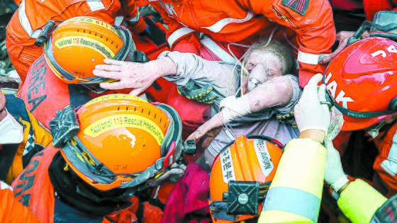 １１日（現地時間）、トルコ（テュルキエ）ハタイ県アンタキヤ一帯で韓国緊急救護隊（ＫＤＲＴ）が地震で倒壊した建物の中から６０代生存者を救助する様子。［写真　大韓民国緊急救護隊］