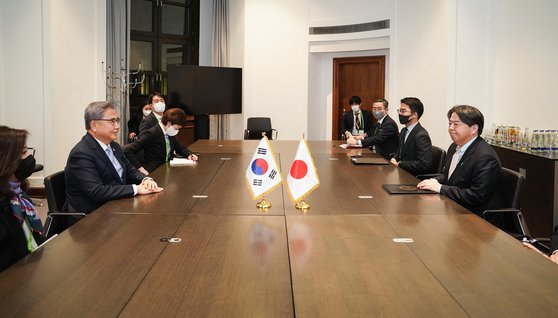 韓国の朴振外交部長官（左）と日本の林芳正外相は１８日（現地時間）、ミュンヘン安全保障会議が開かれるドイツのバイエリッシャーホフホテルで韓日外相会議を開き、強制徴用賠償問題などについて話し合った。朴長官は会談後、「日本側に政治的決断を促した」と明らかにした。［写真　外交部］