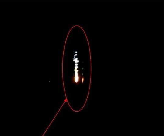 北朝鮮の弾道ミサイル落下の瞬間と推定される防衛省の写真