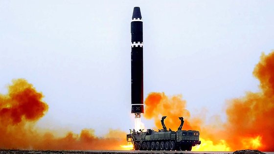 北朝鮮ＩＣＢＭの高角発射場面　（朝鮮中央テレビ＝聯合ニュース）