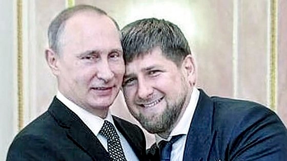 ロシアのプーチン大統領（左）とチェチェン共和国のカディロフ首長が仲良く写真を撮影している。［カディロフ首長ＳＮＳ　キャプチャー］