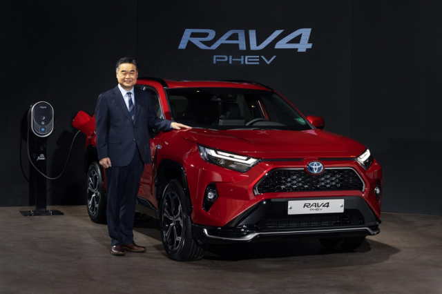 韓国トヨタの今山学代表が新たに発売される「ＲＡＶ４ＰＨＥＶ」の横でポーズを取っている。［写真　韓国トヨタ］