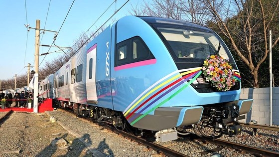 昨年１２月に慶尚南道昌原市の現代ロテム昌原工場走行試験場で国土交通部の元喜竜長官らが参加する中で首都圏広域急行鉄道ＧＴＸ－Ａの出庫式が開かれた。ソン・ボングン記者