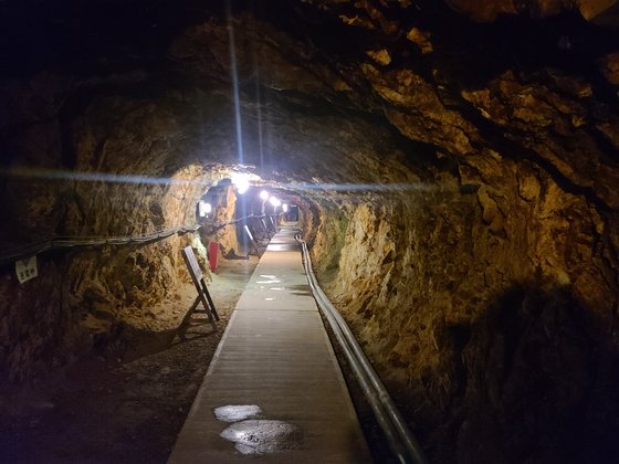 新潟県佐渡にある佐渡金山遺跡内部。イ・ヨンヒ特派員