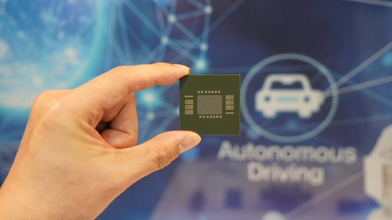 サムスン電機が生産する電装用半導体基板（ＦＣＢＧＡ）。先端運転支援システム（ＡＤＡＳ）に適用可能な基板で、電装用製品のうち技術難度が高い製品のひとつだ。［写真　サムスン電機］