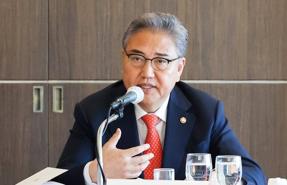 ２７日、ソウル中区（チュング）のロッテホテルで開かれた韓半島（朝鮮半島）平和作り第１回韓半島戦略対話で韓国の朴振（パク・ジン）外交部長官が発言をしている。ウ・サンジョ記者