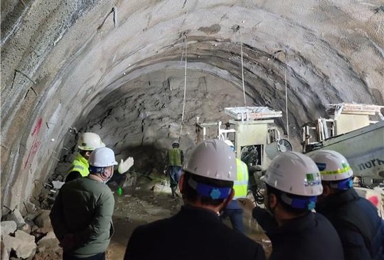 土砂崩壊事故が発生した釜山大深度トンネルの内部。［写真　釜山市］