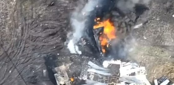 １人のウクライナ軍人が米国が支援したジャベリンミサイルで一日にロシア軍タンク５台を破壊したと、ウクライナ国防部が明らかにした。　［ＳＮＳ　キャプチャー］