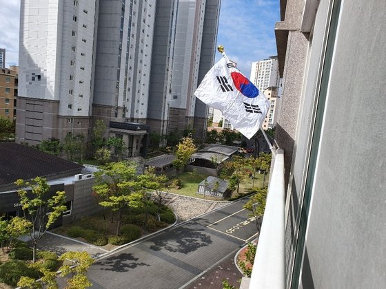 ソウル市内のあるマンションに太極旗が掲揚されている。 キム・バンヒョン記者