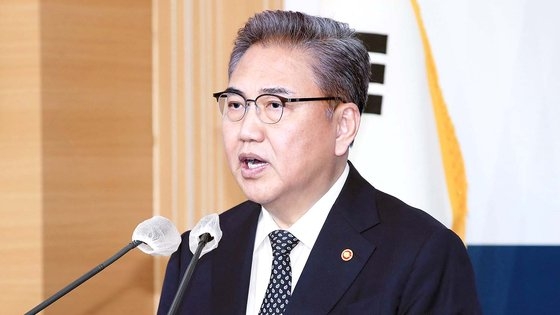 外交部の朴振長官が６日、日帝強制徴用被害者に行政安全部傘下日帝強制動員被害者支援財団が創設した財源で２０１８年の大法院（最高裁）確定判決の判決金を代わりに弁済する解決策を発表している。キム・ジョンホ記者